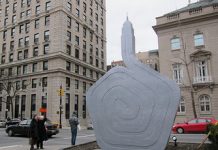 El artista cubano Alexandre Arrechea ha reinventado los edificios más famosos de Nueva York con diez grandes esculturas que se exhiben en la elegante Park Avenue para abordar temas como el poder y el fracaso a través de la arquitectura más emblemática de la ciudad de los rascacielos.