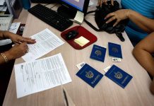 Reforma migratoria cubana cumple un mes sin éxodo masivo La reforma migratoria de Cuba cumple hoy un mes de vigencia en un ambiente de normalidad y sin que se haya producido un éxodo masivo de cubanos, los cuales están libres ahora de los engorrosos trámites que imponía el Gobierno para viajar, pero enfrentan el reto de conseguir una visa.