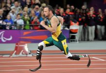 El atleta olímpico Oscar Pistorius es acusado por el asesinato de su novia El atleta olímpico sudafricano Oscar Pistorius fue acusado formalmente hoy por la Policía de Sudáfrica del asesinato de su novia, que apareció muerta con cuatro disparos en el domicilio del corredor en Pretoria.