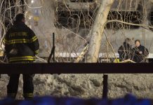 Bomberos y policía permanecen en el lugar donde se ha producido el choque entre un tren y un vehículo en Valhalla, NY.