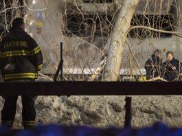 Siete muertos al chocar un tren suburbano con un vehículo en Nueva York Bomberos y policía permanecen en el lugar donde se ha producido el choque entre un tren y un vehículo en Valhalla, NY.