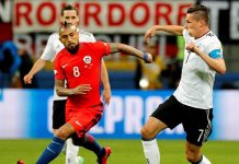1-1. Alemania frena a una desatada Chile El alemán Julian Draxler (d) disputa el balón con el chileno Arturo Vidal (i) durante un partido del Grupo B por la Copa Confederaciones de la FIFA 2017, disputado entre Alemania y Chile hoy, jueves 22 de junio de 2017, en el estadio Kazan Arena de la ciudad de Kazan (Rusia).