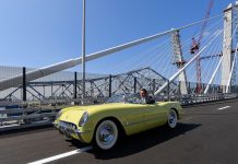 ANDREW CUOMO, gobernador de Nueva York, en Corvette 1955 recorre el nuevo puente ‘Mario Cuomo’, en honor a su padre, cuyo costo final es de $3,980 millones.