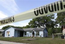 Las autoridades de Florida (EE.UU.) continúan hoy tratando de recuperar el cuerpo de un hombre desaparecido en el interior de un enorme socavón que se abrió la noche del jueves en el dormitorio de su casa y a quien ya no esperan hallar con vida.