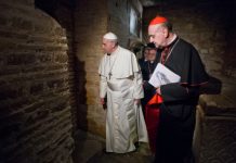 El papa Francisco visitó hoy la tumba de Juan Pablo II en la Basílica de San Pedro del Vaticano, con ocasión del octavo aniversario de la muerte del pontífice polaco, informó la Santa Sede en un comunicado.