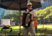 os acordeones de 24 músicos inauguraron hoy una nueva edición de "Acordeones alrededor del mundo", una propuesta de picnic y música que el parque Bryant de Nueva York organizará cada miércoles durante julio.