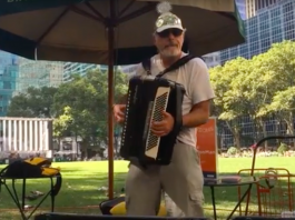 Regresan las noches de acordeón y pícnic a Nueva York os acordeones de 24 músicos inauguraron hoy una nueva edición de "Acordeones alrededor del mundo", una propuesta de picnic y música que el parque Bryant de Nueva York organizará cada miércoles durante julio.