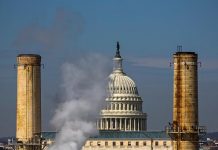 Fotografía de archivo con fecha del 10 de marzo del 2014 que muestra el humo emitido por una fábrica junto al Capitolio en Washington DC.