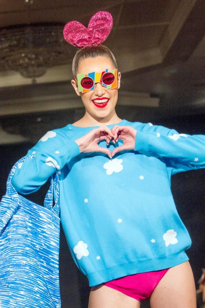 Una modelo luce prendas de la colecci&oacute;n Primavera-Verano 2018 de la dise&ntilde;adora espa&ntilde;ola &Aacute;gatha Ruiz de la Prada.