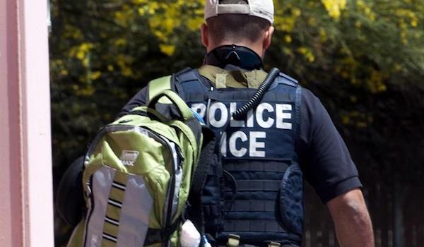 Grupos de activistas proinmigrantes pidieron hoy al Servicio de Inmigraci&oacute;n y Control de Aduanas (ICE) dar m&aacute;s detalles sobre una posible gran operaci&oacute;n para deportar a indocumentados en todo el pa&iacute;s