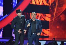 El cantante mexicano Alejandro Fernández recibe el premio Salón de la Fama en la gala de los premios Billboard a la Música Latina