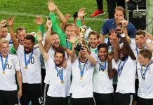 El portero Marc-Andre ter Stegen (camiseta verde) de Alemania hace una autorización para la Copa FIFA Confederaciones 2017 final entre Chile y Alemania en el estadio de San Petersburgo en San Petersburgo, Rusia