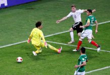 El arquero de México Guillermo Ochoa (i) enfrenta a Timo Werner (c) de Alemania hoy, jueves 29 de junio de 2017, durante un juego de las semifinales de la Copa Confederaciones 2017 entre Alemania y México en el estadio Fisht en Sochi (Rusia).