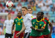 3-1. Alemania arrolla a Camerún y se clasifica como primera del grupo B Matthias Ginter (L) de Alemania en acción contra Vincent Aboubakar durante el partido de fútbol del grupo B de la Copa FIFA Confederaciones 2017 entre Alemania y Camerún en el Estadio Fisht en Sochi, Rusia.