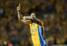 El jugador Andre Gignac de Tigres celebra la anotación de un gol ante Chivas de Guadalajara durante el partido correspondiente a la ida de la final del Torneo Clausura 2017, celebrado en el estadio Universitario de Monterrey.