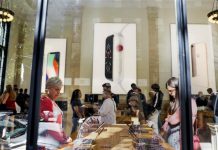 Fotografía cedida hoy, 5 de junio de 2017, por el gigante tecnológico estadounidense Apple que muestra el nuevo iMac Pro durante su lanzamiento dentro de la primera jornada de la conferencia anual de desarrolladores de software de Apple celebrada en el McEnery Convention Center de San José, California.