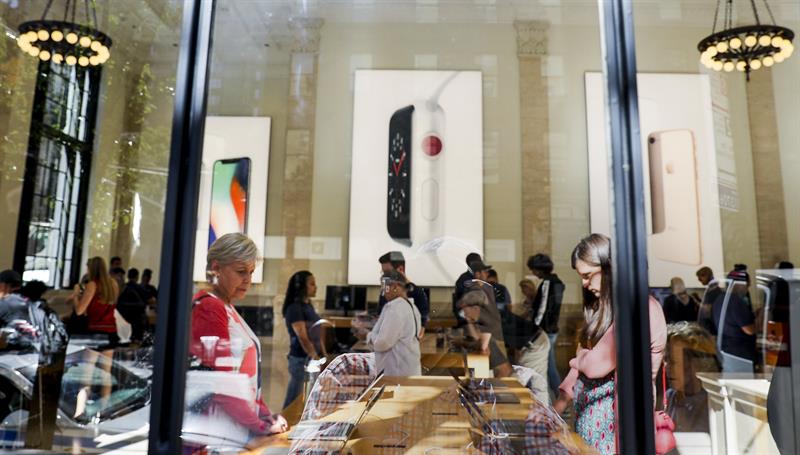 Los fieles del gigante tecnol&oacute;gico Apple acudieron hoy a la cita anual para hacerse con las nuevas entregas de su producto estrella.