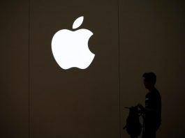 Apple abre "nuevo capítulo" con su reloj inteligente y iPhones más grandes Un hombre pasa junto a un logotipo de la empresa estadounidense Apple