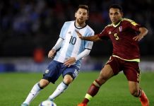 Uruguay ensaya el ruso, Perú pasa a Argentina, Brasil se frena, Chile se cae El jugador Lionel Messi (i) de Argentina disputa el balón con Arquimides Figuera (d) de Venezuela hoy, martes 5 de septiembre de 2017, durante el partido entre Argentina y Venezuela por las eliminatorias sudamericanas al Mundial Rusia 2018, en el Estadio Monumental de Buenos Aires (Argentina).