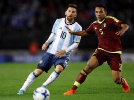 El jugador Lionel Messi (i) de Argentina disputa el balón con Arquimides Figuera (d) de Venezuela hoy, martes 5 de septiembre de 2017, durante el partido entre Argentina y Venezuela por las eliminatorias sudamericanas al Mundial Rusia 2018, en el Estadio Monumental de Buenos Aires (Argentina).
