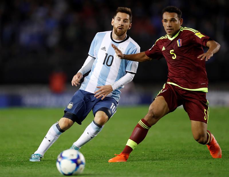 El jugador Lionel Messi (i) de Argentina disputa el balón con Arquimides Figuera (d) de Venezuela hoy, martes 5 de septiembre de 2017, durante el partido entre Argentina y Venezuela por las eliminatorias sudamericanas al Mundial Rusia 2018, en el Estadio Monumental de Buenos Aires (Argentina).