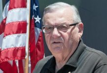Joe Arpaio agradecido y honrado por indulto de Trump Joe Arpaio, indultado por el mandatario el pasado viernes