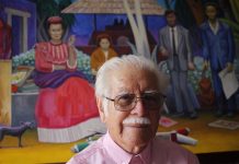 Frida Kahlo, una maestra que enseñaba a través de la libertad, dice uno de los "Fridos" El artista mexicano mexicano Arturo Estrada, quien fue alumno de Frida Kahlo, posa en su casa estudio de Ciudad de México