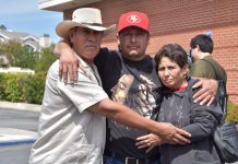 Fotografía de archivo de integrantes de la familia hispana en su reencuentran.