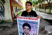 Padres de 43 alumnos desaparecidos marchan en silencio por víctimas del sismo Fotografía fechada el 28 de agosto de 2017 que muestra a Blanca Luz Nava, madre de Jorge Álvarez, uno de los estudiantes desaparecidos