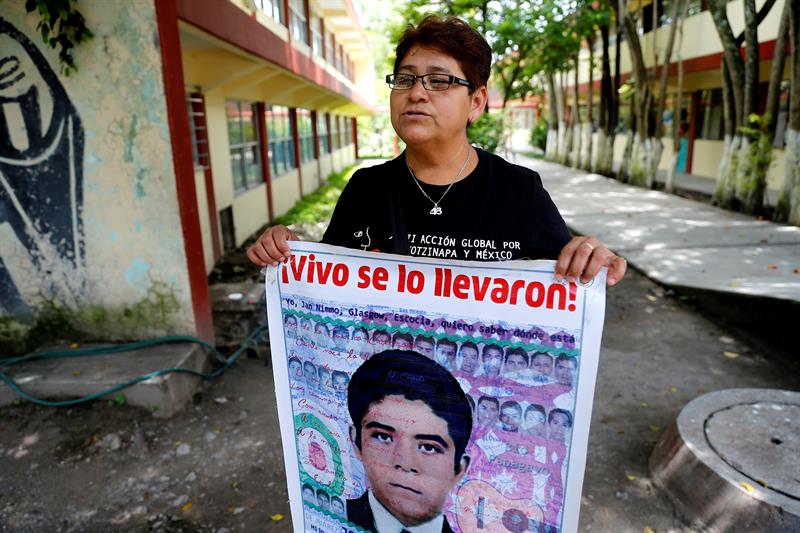 Fotografía fechada el 28 de agosto de 2017 que muestra a Blanca Luz Nava, madre de Jorge Álvarez, uno de los estudiantes desaparecidos