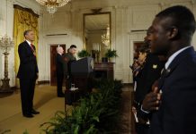 Obama participará en una ceremonia de ciudadanía para soldados en activo El presidente de EE.UU., Barack Obama, ofrecerá mañana un discurso en la Casa Blanca durante una ceremonia de ciudadanía para soldados en activo y civiles extranjeros, informó hoy la mansión presidencial.