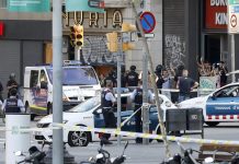 Trece muertos y más de 50 heridos en el atentado de Barcelona Despliegue policial en el lugar del atentado ocurrido hoy en las Ramblas de Barcelona, un atropello masivo en el que una furgoneta ha arrollado a varios peatones que paseaban por la zona, y en el que un total de 13 personas han fallecido y más de 50 han resultado heridas.