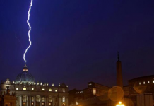Foto de rayo que cayó en la basílica de San Pedro da la vuelta al mundo La captura, obra del fotógrafo Alessandro di Meo, ha dado lugar además a todo tipo de especulaciones y comentarios