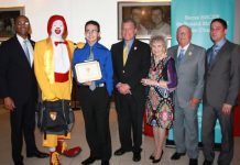 El cónsul dominicano Eduardo Selman entrega becas a estudiantes de Hostos Community College Los estudiantes de Hostos Community College que recibieron becas posan junto al cónsul general la República Dominicana en esta ciudad, arquitecto Eduardo Selman.
