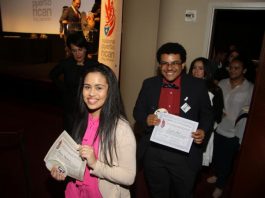 Desfile puertorriqueño otorga becas y rinde homenaje a líderes en educación