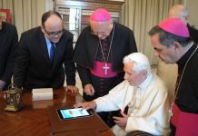 Benedicto XVI ya no es papa El desembarco del papa Ratzinger en Twitter ha superado todas las expectativas y a un día de su primer tuit cuenta ya con casi un millón de seguidores en su cuenta @pontifex, en la que escribirá en ocho idiomas.