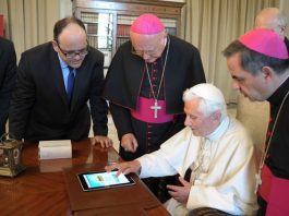 El desembarco del papa Ratzinger en Twitter ha superado todas las expectativas y a un día de su primer tuit cuenta ya con casi un millón de seguidores en su cuenta @pontifex, en la que escribirá en ocho idiomas.