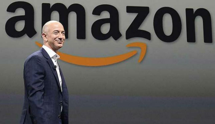  Donald Trump, urgi&oacute; hoy al Servicio Postal a cobrar "mucho m&aacute;s" a Amazon por la entrega de paquetes, en un nuevo ataque al gigante de comercio electr&oacute;nico dirigido por Jeff Bezos. (foto archivo)