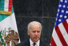 Biden promete a los "frustrados" hispanos que Obama cumplirá en inmigración