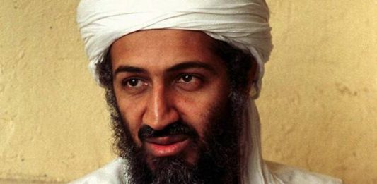 Bin Laden, líder de Al Qaeda y artífice de los atentados del 11 de septiembre de 2001, falleció de un tiro en la operación secreta ejecutada por 23 miembros de las fuerzas especiales de los Navy Seal transportadas subrepticiamente en dos helicópteros antiradar.