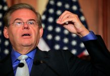 El senador demócrata por Nueva Jersey, Bob Menéndez, confirmó que un becario en su oficina fue arrestado por las autoridades de Inmigración de EE.UU. la semana pasada por ser un inmigrante indocumentado y tener antecedentes de violación sexual.