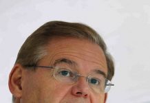 Bob Menéndez lamenta "infrarrepresentación" de hispanos en EE.UU.