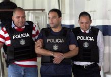 - El exgobernador del estado mexicano de Quintana Roo Roberto Borge (c) es escoltado por agentes policiales hoy, lunes 5 de junio de 2017, en la sede de la Dirección de Investigación Policial de Panamá, en Ciudad de Panamá (Panamá).