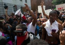 Los manifestantes se reúnen en Mount Vernon Street después de perseguir a un partidario del presidente de los Estados Unidos, Donald J. Trump, en Boston, Massachusetts