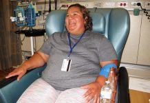 Latinos quedan fuera de estudios médicos… y posibles curas Brenda Aldana, de 34 años, durante su cita mensual en el Clinical Center de los NIH, en junio, en la que recibe medicación intravenosa para tratar su artritis. Aldana fue diagnosticada con lupus hace nueve años y participa de un estudio médico.(Paula Andalo/KHN)