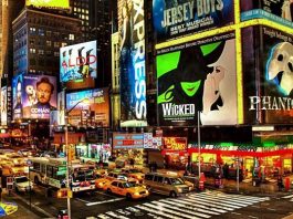 Los teatros de Broadway afrontan una convocatoria de huelga que obligaría a bajar el telón de los espectáculos neoyorquinos durante parte de las vacaciones navideñas si las empresas no logran mañana un acuerdo con los trabajadores, que reclaman más salarios y mejor cobertura sanitaria.