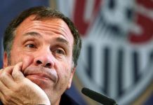 Bruce Arena anunció este viernes su renuncia como seleccionador de fútbol de Estados Unidos,