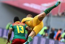 1-1. Camerún y Australia se complican la clasificación El camerunés Christian Bassogog (i) y el australiano Alex Gersbach (d) disputan un balón durante el encuentro que enfrentó a Camerún y Australia en la Copa Confederaciones 2017 disputado en San Petersburgo (Rusia) hoy, 22 de junio del 2017.