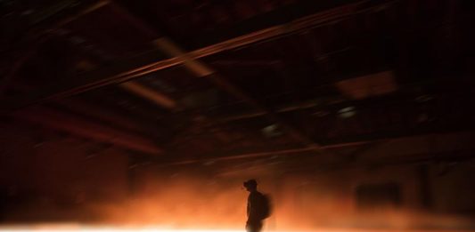 Fotografía cedida hoy, jueves 3 de agosto de 2017, por Emmanuel Lubezki y distribuida por el Museo de Arte del Condado de Los Ángeles (LACMA), que retrata a un usuario probando la obra de realidad virtual "Carne y arena", dirigida por el cineasta mexicano Alejandro González Iñárritu y que, tras su paso por Cannes, se exhibe en el Museo de Arte del Condado de Los Ángeles (LACMA).
