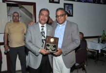 El Centro Cultural y Deportivo Dominicano reconoce y exoneran socios con 25 años Félix Grant en compañía del expresidente del Centro Cultural y Deportivo Dominicano (CCDD), Santiago González, que durante su presidencia del 1990 fuera admitido como socio de la institución.